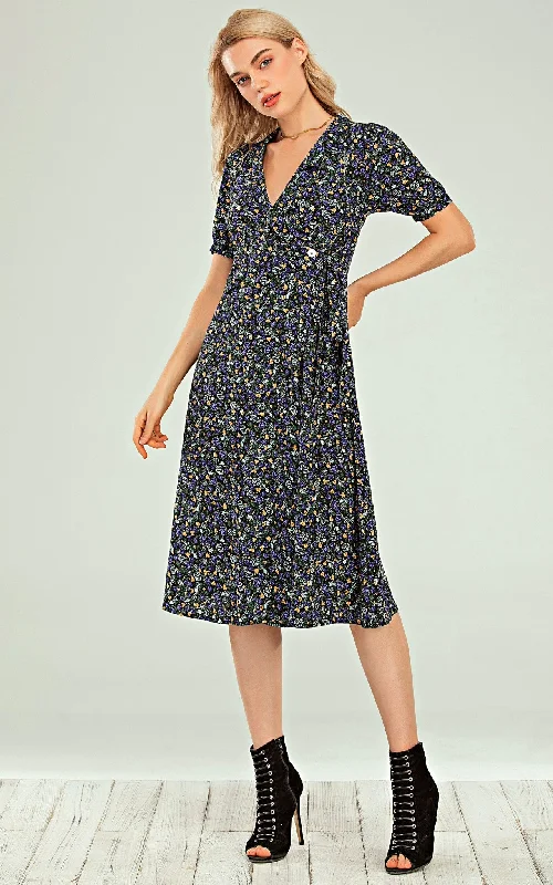 Midi dresses with keyhole backs for a flirty and unexpected detail Schwarzes Midi-Wickelkleid mit Knöpfen und blau-grün-gelbem Rosen-Print Midi dresses with keyhole backs for a flirty and unexpected detail Schwarzes Midi-Wickelkleid mit Knöpfen und blau-grün-gelbem Rosen-Print