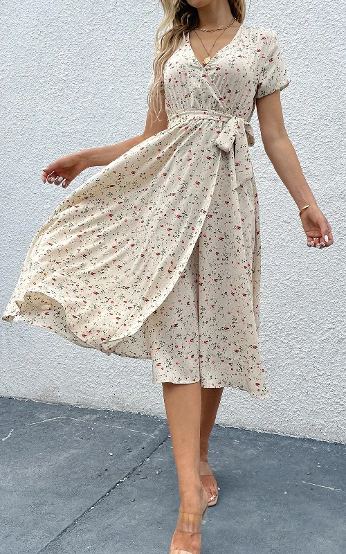 Midi dresses with keyhole backs for a flirty and unexpected detail Midi-Wickelkleid mit Blumenmuster und hoher Taille in Beige Midi dresses with keyhole backs for a flirty and unexpected detail Midi-Wickelkleid mit Blumenmuster und hoher Taille in Beige