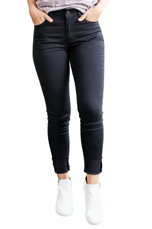Mom jeans for a nostalgic and casual lookAlyssa High Waist Skinny Jeans In Black