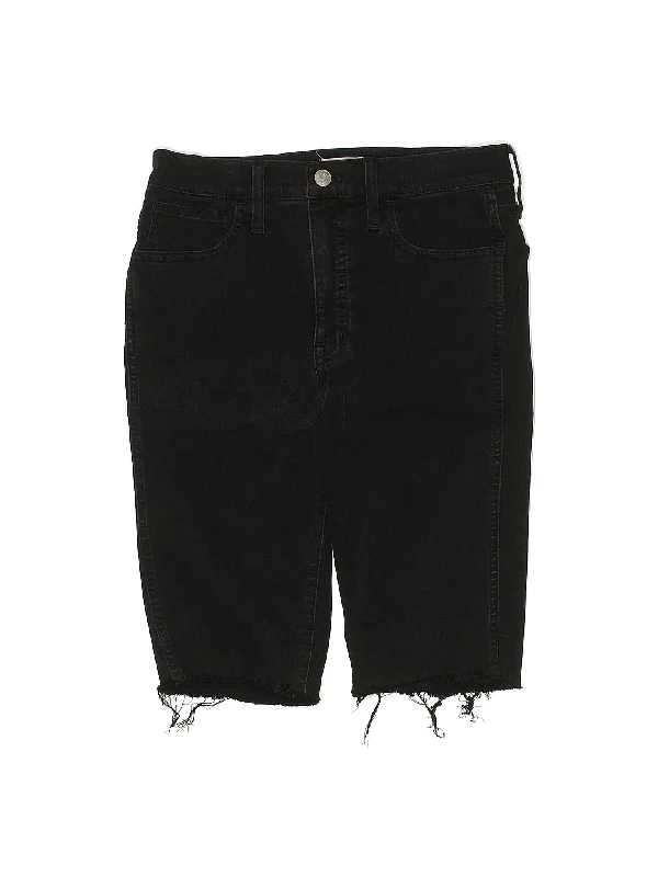 Plus Size Women's Denim Cut - off Shorts with Frayed Edges for a Casual and Laid - Back VibeMid-Rise Denim Shorts in Medium Wash Plus Size Women's Denim Cut - off Shorts with Frayed Edges for a Casual and Laid - Back VibeMid-Rise Denim Shorts in Medium Wash