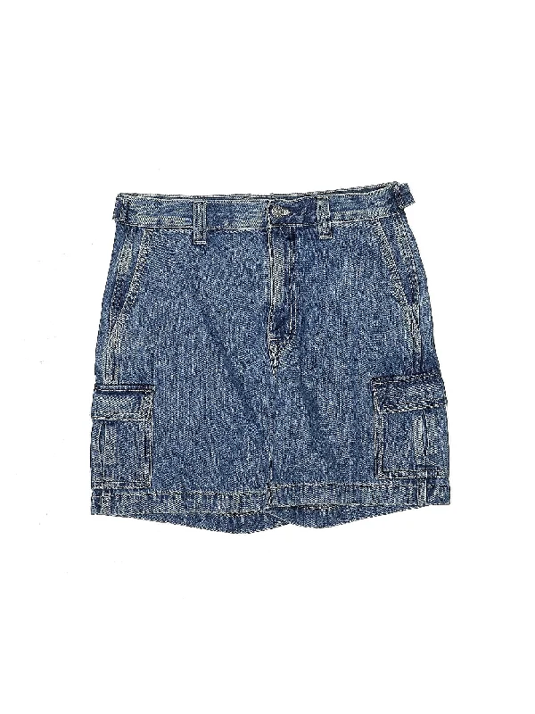 Women's Satin - Finish Shorts in Burgundy for a Luxurious and Stylish Nighttime LookMid-Rise Denim Shorts in Medium Wash Women's Satin - Finish Shorts in Burgundy for a Luxurious and Stylish Nighttime LookMid-Rise Denim Shorts in Medium Wash