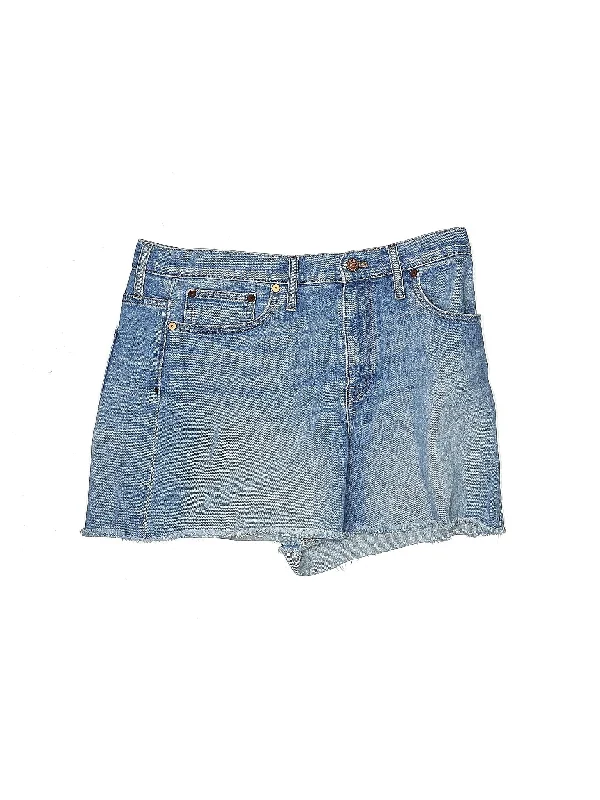 High - Waisted Plus Size Women's Denim Shorts with Distressed Details for a Trendy LookMid-Rise Denim Shorts in Medium Wash
