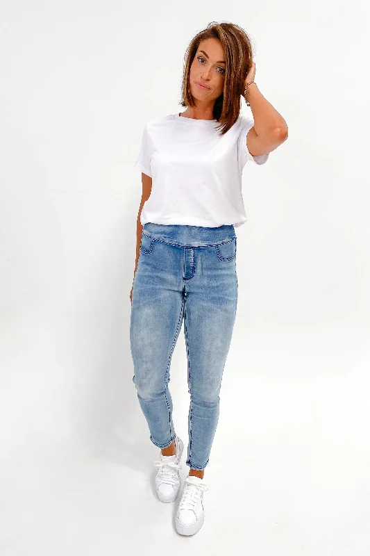 Women's Tight Trousers with Rhinestone Embellishments in Silver for a Sparkly LookWakee Denim Moxy Pull On Jean Washed Blue