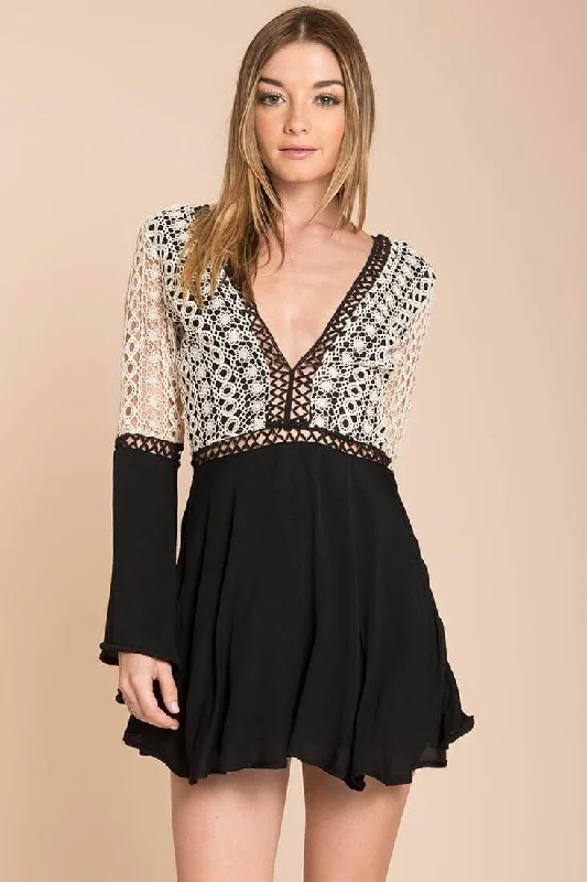 Mini Women Dress with a Short Hem for a Young and Trendy StyleCarson Crochet Details Dress Black/White Mini Women Dress with a Short Hem for a Young and Trendy StyleCarson Crochet Details Dress Black/White