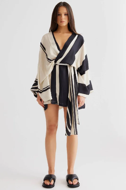 Pleated Women Dress with a Timeless and Elegant TextureSNDYS Alba Wrap Dress Black Print