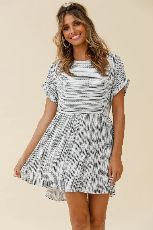 Long - Sleeve Women Dress in Velvet for a Luxurious Winter LookSusie Rolled Sleeve Crew Neck Swing Dress Stripe Pattern Black