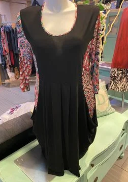 Printed Abstract Women Dress for a Modern and Artistic Appeal Printed Abstract Women Dress for a Modern and Artistic Appeal Pleated Dress with Pockets