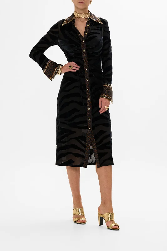 Maxi dresses with a V - neckline for a flattering and elongating shapeSTRETCH VELVET ANIMAL SHIRT DRESS AMSTERGLAM Maxi dresses with a V - neckline for a flattering and elongating shapeSTRETCH VELVET ANIMAL SHIRT DRESS AMSTERGLAM
