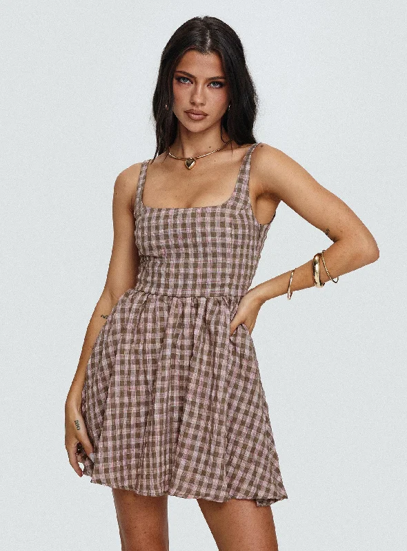 Mini dresses with mesh panels for a sexy and trendy lookCartmel Mini Dress Brown / Pink Mini dresses with mesh panels for a sexy and trendy lookCartmel Mini Dress Brown / Pink