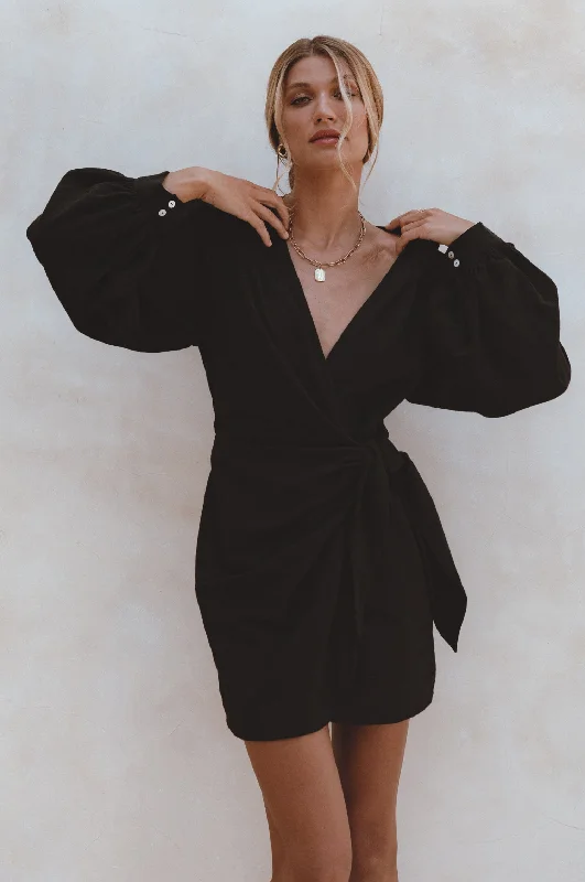 Mini dresses with gathered skirts for a voluminous effectTi Amo Linen Wrap Dress