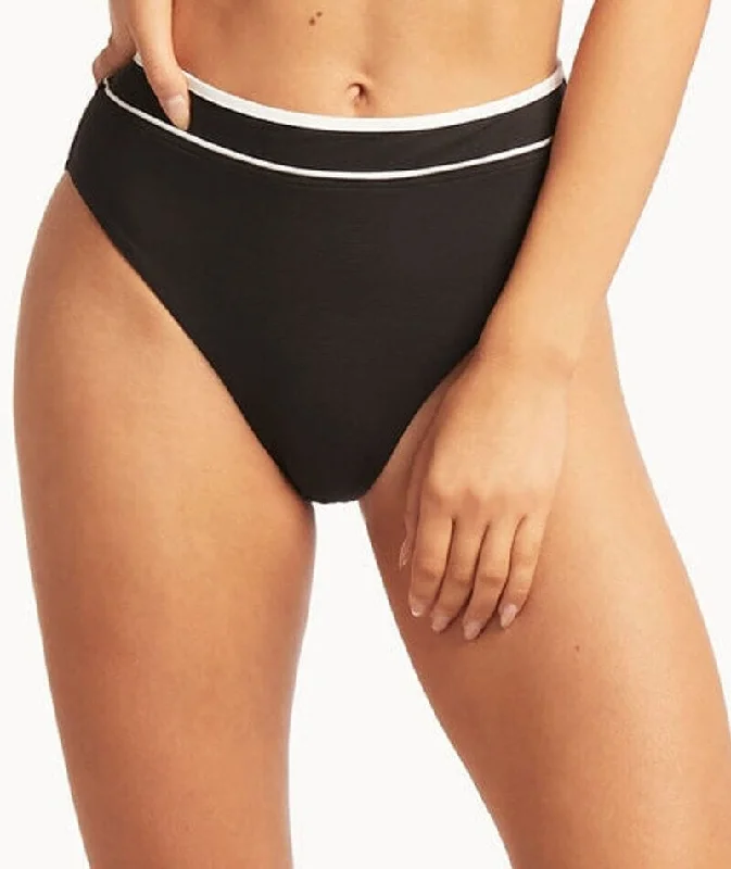 High - waisted bikini for a retro and tummy - flattering lookSea Level Elite High Waiste Band Brief - Black